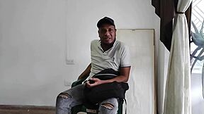 मैंने अपनी स्टेपसिस्टर को उसके रूम में उसके बॉयफ्रेंड के साथ चोदते हुए कैच किया और रिकॉर्ड किया ताकि बाद में वह मुझसे वही करे - पार्ट 1!