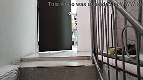 मैंने अपनी स्टेपसिस्टर को उसके रूम में उसके बॉयफ्रेंड के साथ चोदते हुए कैच किया और रिकॉर्ड किया ताकि बाद में वह मुझसे वही करे - पार्ट 1!