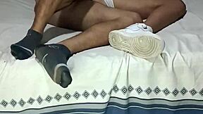 Hijastra colegiala de 18 años me entrega su culo para comprar ropa nueva