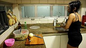 a esposa prepara o jantar e recebe uma massagem completa depois