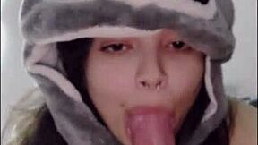 Novinha deepthroats in 69 with white moon.