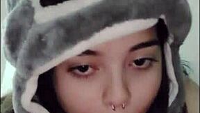 Novinha deepthroats in 69 with white moon.