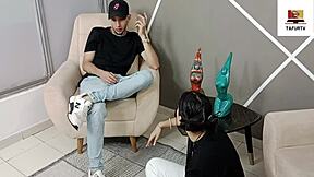 mi hermanastra me pide que le enseñe a follar, y le doy una buena follada por perra