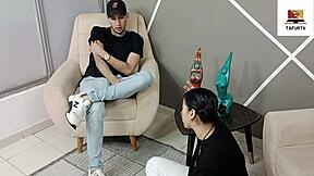 mi hermanastra me pide que le enseñe a follar, y le doy una buena follada por perra