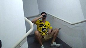 Subindo escada do prédio encontrei vizinho corno e demos uma gozada samuka ventura