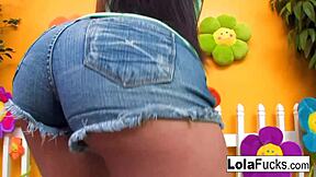 sexy lola masturbates solo in the green room