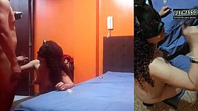 me follo a la mama de mi amigo apenas la vi sola tuvimos una charla rapida ella me tiene ganas le gustan los jovenes charlamos hasta en el baño y se conto su historia