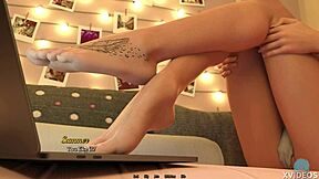 i wanna suck on those sexy toes in this dreamland roleplay, oh my shaved pussy is so cute 😍