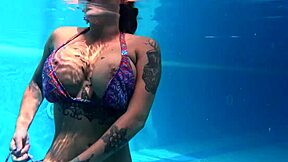 Canadian Milf Heidi Van Pleasures Herself Underwater