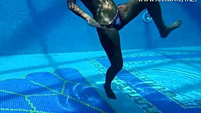 Canadian Milf Heidi Van Pleasures Herself Underwater