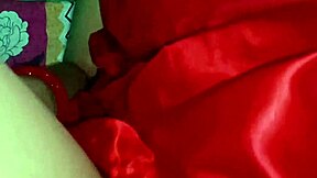 नए विवाहित कपल वेडिंग के बाद बेड में क्यूट ब्राइड के साथ इंटिमेट मोमेंट्स का मजा लेते हैं