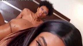 Hermanastra de 18 años espera a que su hermanastro mayor se relaje para ella poder sacarle la verga y poder chuparle su gran verga