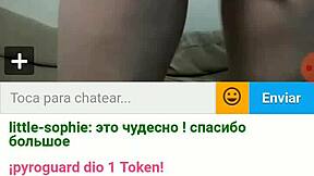 टीन खुद को थप्पड़ मारती है जबकि वेबकैम शो पर स्प्रे करती है।