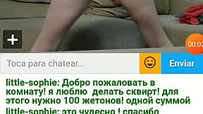 टीन खुद को थप्पड़ मारती है जबकि वेबकैम शो पर स्प्रे करती है।