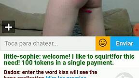 टीन खुद को थप्पड़ मारती है जबकि वेबकैम शो पर स्प्रे करती है।