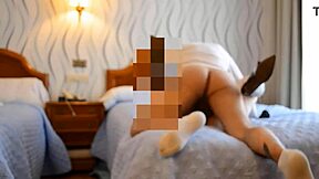 me pilla en el hotel y me folla con su gran polla en mi coño mojado
