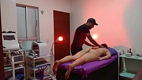 Una clienta en mi spa se pone cachonda y folla con uno de los masajistas-1 parte