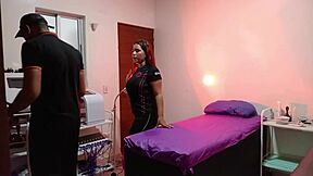 Una clienta en mi spa se pone cachonda y folla con uno de los masajistas-1 parte