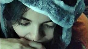 Ela não pode me ver, mas já quer chupar essa novinha submissa white moon com intensidade máxima