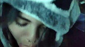 Ela não pode me ver, mas já quer chupar essa novinha submissa white moon com intensidade máxima