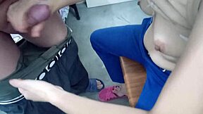 ella obtiene sus lechugas facil morrita saca semen con la boca muy rapido antes de ser descubierta