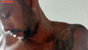 Chupando e Dando a Buceta com Duas Gosadas na Boca e na Buceta. Interracial Homemade Action!