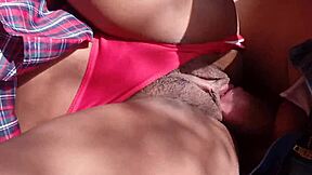 Gozando dentro do cu da pretinha garota linda