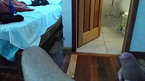 Invito al domiciliario a que pase y me espere mientras me baño al salir de la ducha me lo follo