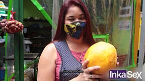 katy sex hermosa venezolana vende su rica fruta y es sometida por peruano