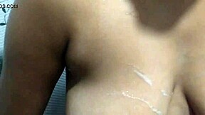 इंडियन शादीशुदा महिलाएं बाथरूम सीक्रेट्स के लिए यंग 18+ लड़के के साथ स्नीक करती हैं