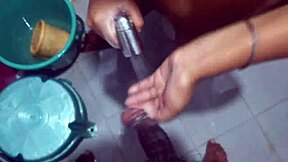 इंडियन शादीशुदा महिलाएं बाथरूम सीक्रेट्स के लिए यंग 18+ लड़के के साथ स्नीक करती हैं