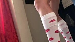 how wet does fingering make her pussy?