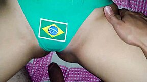 Hermanastra brasile�a cabalga mi polla le gusta sin cond�n pero me hace terminar con su mano video casero