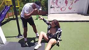 mi vecino amable pero aprovecho para seducirlo llevarlo a casa follarme duro con deepthroat y cumshot en tetas grandes 😈