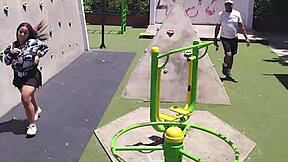 mi vecino amable pero aprovecho para seducirlo llevarlo a casa follarme duro con deepthroat y cumshot en tetas grandes 😈