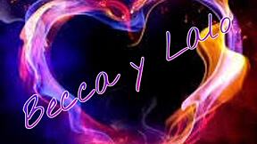 Mi compañera de cuarto sale de bañarse y me regala una mamada hasta hacerme terminar tiene un orgasmo mientras me la está mamando