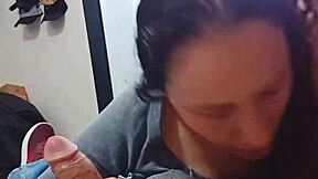 Mi compañera de cuarto sale de bañarse y me regala una mamada hasta hacerme terminar tiene un orgasmo mientras me la está mamando