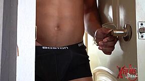 Musculoso moreno dotado destroza a flaca pelirroja venezolana en la cama con blowjob deepthroat