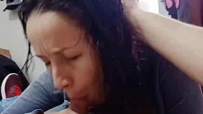 Mi compañera de cuarto sale de bañarse y me regala una mamada hasta hacerme terminar tiene un orgasmo mientras me la está mamando