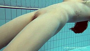 अंडरवॉटर स्लट रॉक्सलाना चेह नंगी और वाइल्ड?