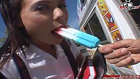 छोटी ब्रूनेट स्टूडेंट 18+ टीन छोटी टिट्स के साथ, कार में चोदाई