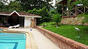 Vecina puta folla hombre casado junto piscina sara blonde