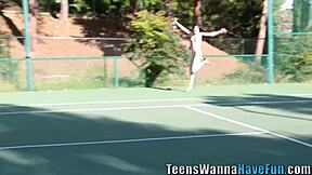 Amateur Lesbians Eat Pussy at Party