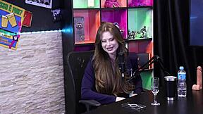 Ela Se Acha Tímida Embora Transa Com Dois