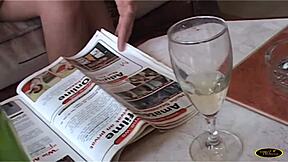 La biondina vogliosa si masturba in casa in attesa di un grosso cazzo maturo