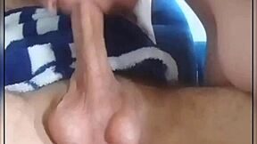 Madrastra da una mamada a la gran polla de su hijastro sus bolas no paran de moverse