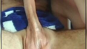 Madrastra da una mamada a la gran polla de su hijastro sus bolas no paran de moverse