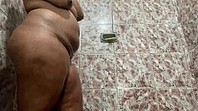 Sexy girl in the shower shakes her big ass!