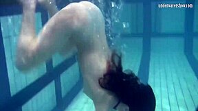 Lesbians Katka Barbara Bounce Underwater!