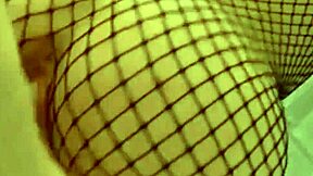 Hermoso coño with gordos labios gets tight pussy orgasm in reality.